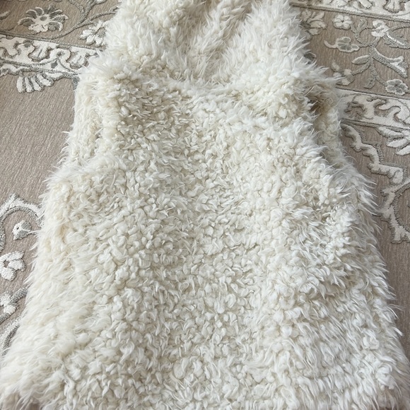 Aeropostale Fuzzy White Vest - Picture 3 of 3